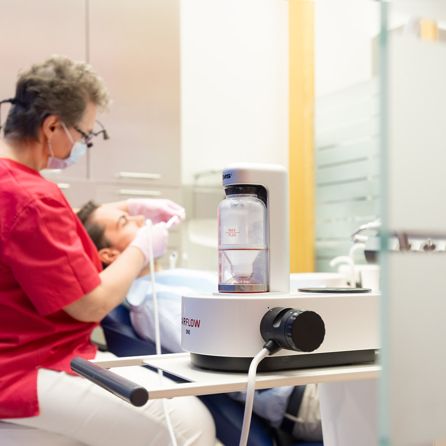 Hier ist eine Behandlung bei paro-implant in Münster zu sehen. 