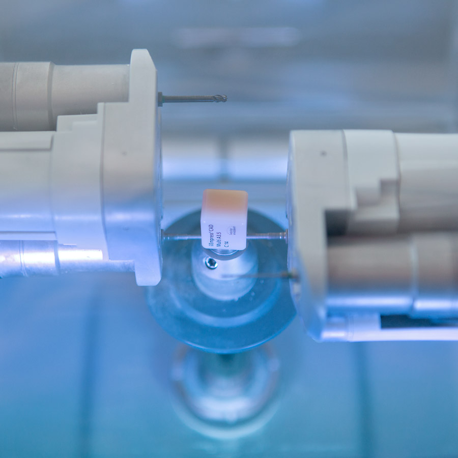 Auf dem Bild wird der Erstellungsprozess von einem CEREC Zahnersatz dargestellt. 