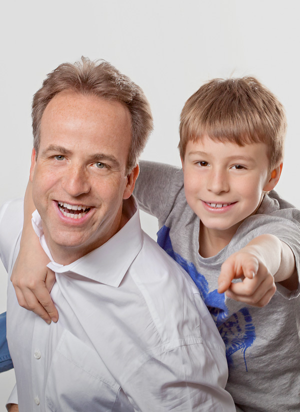 Dr Borchard, Oralchirurg in Münster lacht mit seinem Sohn